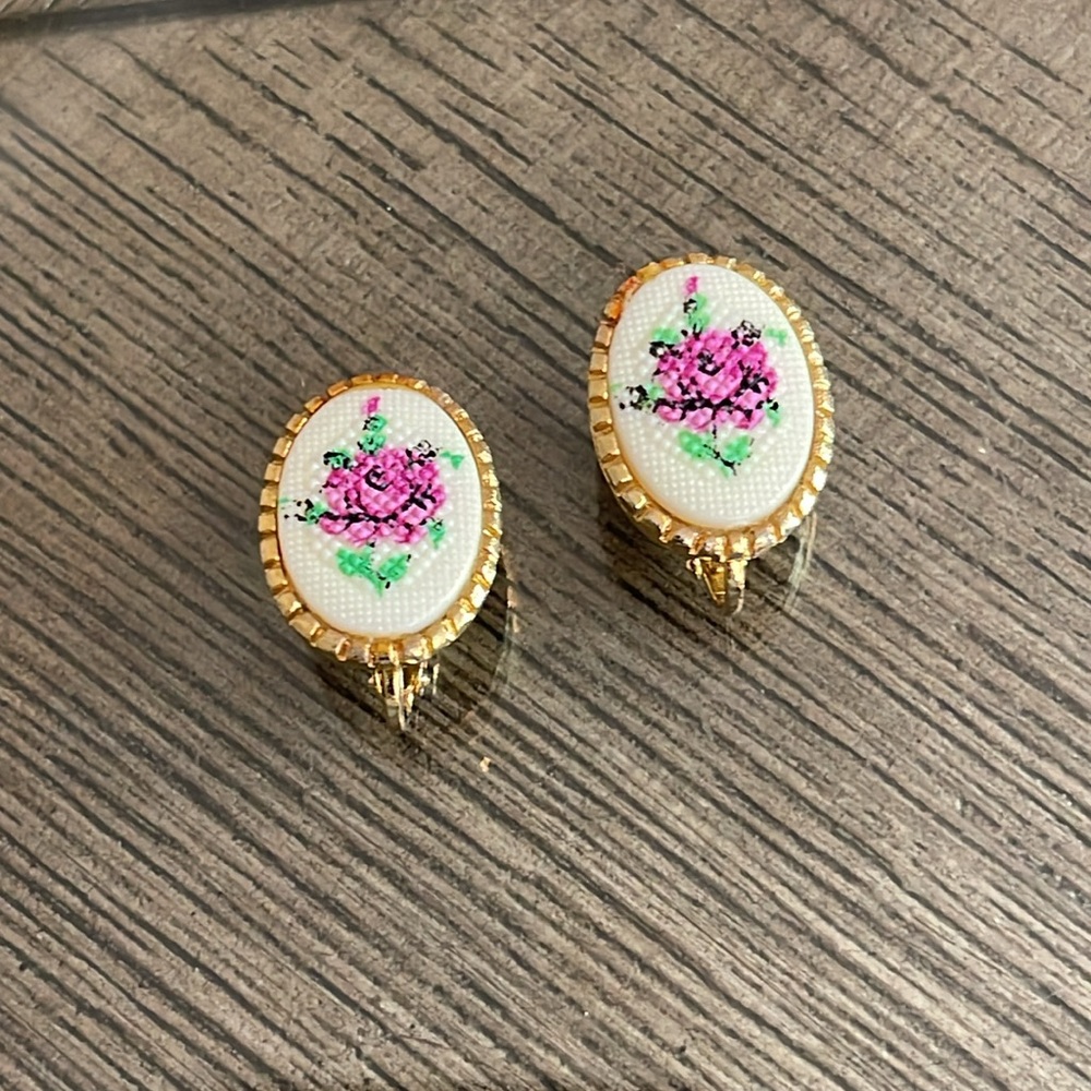 Vintage Faux Petit Point Purple Rose Clip Earrings - Picture 15 of 16